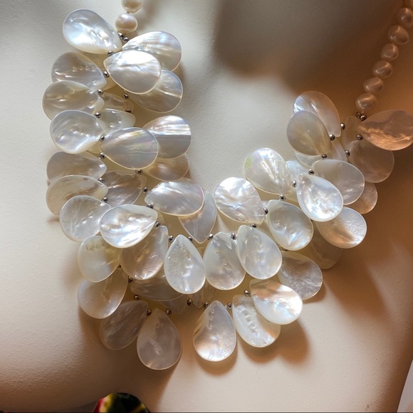NEIMAN MARCUS Pearls MOP Statement Necklace NEW! LONDON ENGLAND Rare mother of - Picture 3 of 4